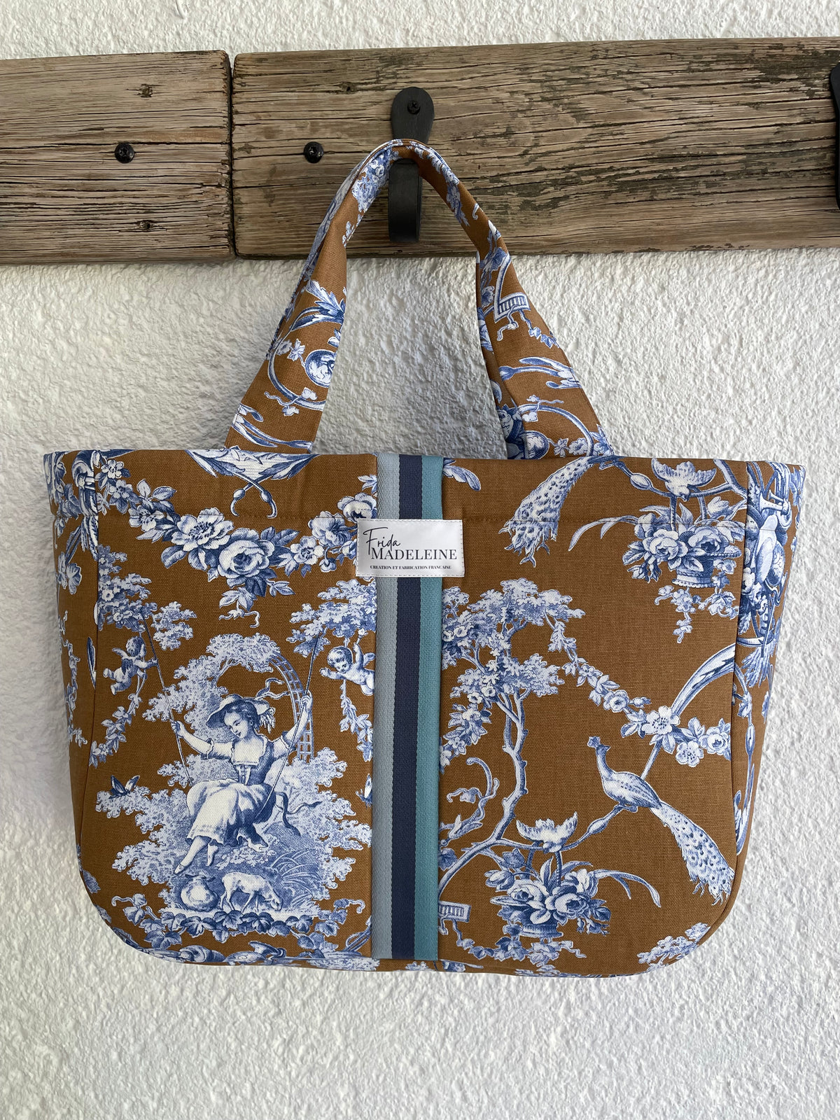 Sac cabas Émile en Toile de Jouy coloris marron et bleu avec ruban signature