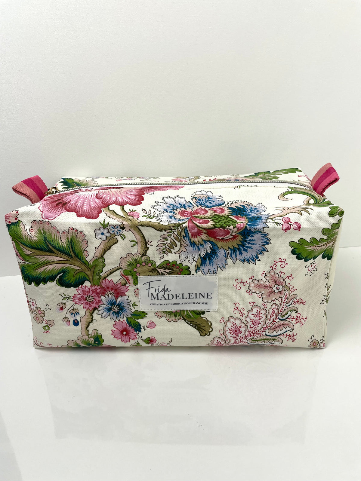 La trousse de toilette fleurie et galon signature Frida Madeleine