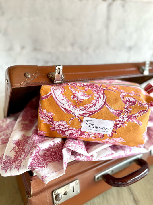 Grande trousse de toilette Muriel en toile de Jouy orange et galon signature Frida Madeleine.