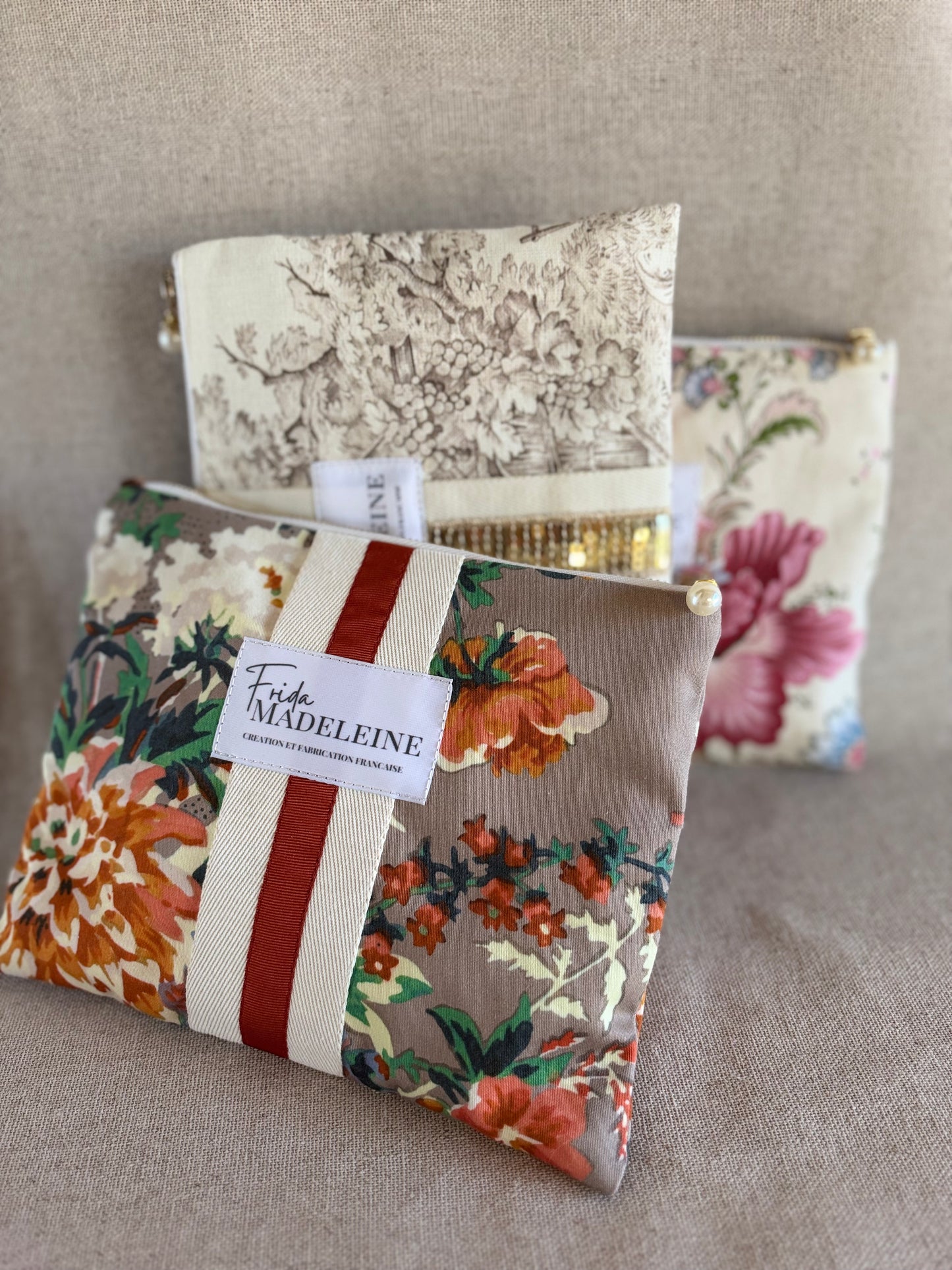 Pochette en tissu fleuri Bouquet d'Automne, fermeture zippée avec perle délicate et rubans signature 