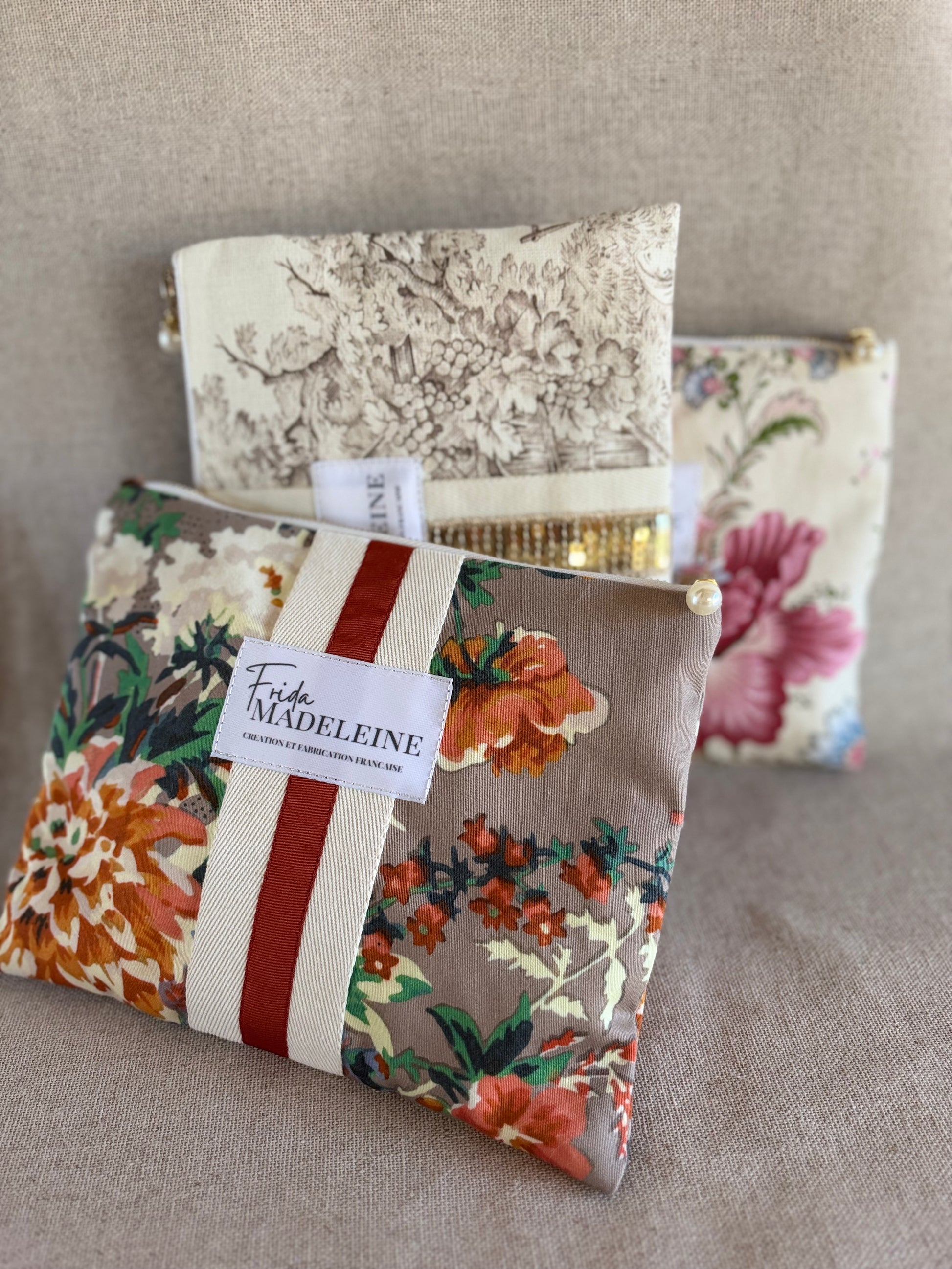 Pochette en tissu fleuri Bouquet d'Automne, fermeture zippée avec perle délicate et rubans signature 