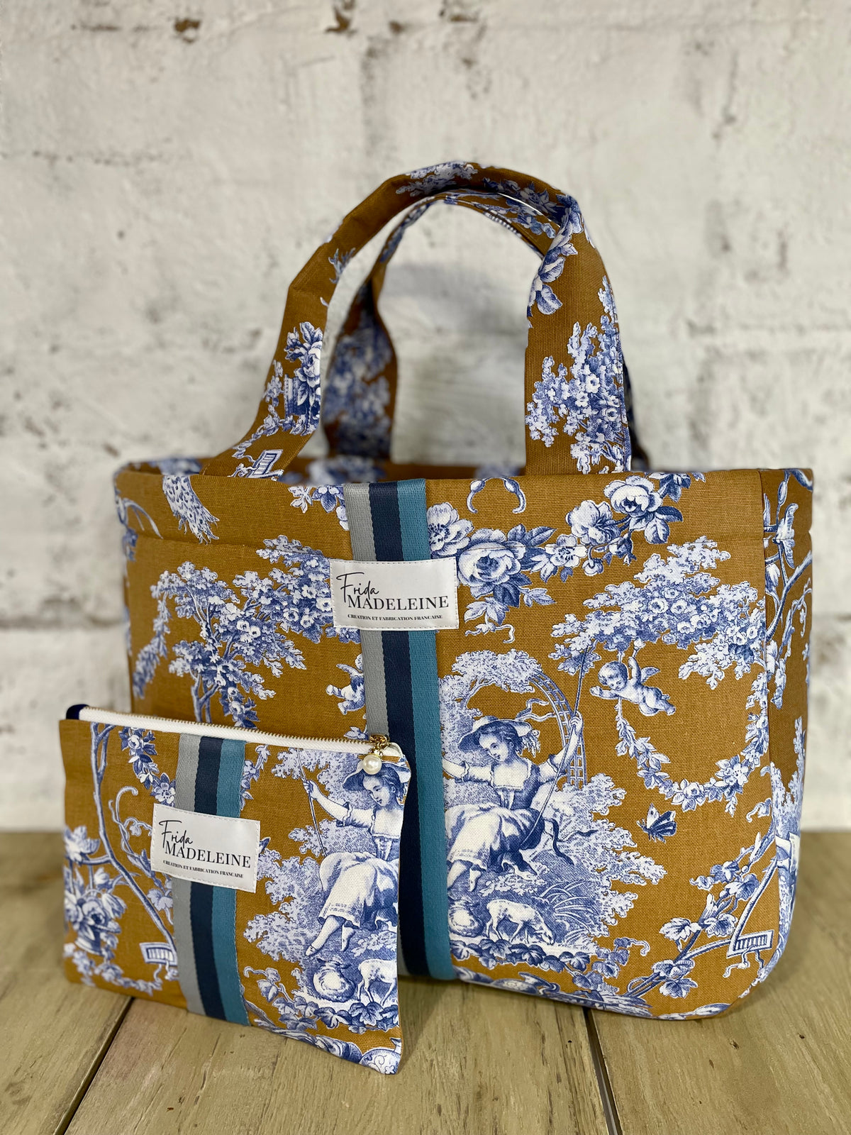 Sac cabas Émile et sa pochette Jeannette assortie en Toile de Jouy camel et bleu Frida Madeleine