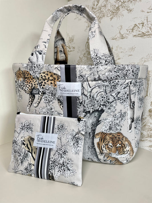 Sac cabas Émile en Toile de Jouy au motif animalier gris avec ruban signature Frida Madeleine et sa pochette assortie