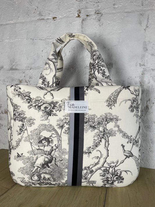 Sac cabas Émile en Toile de Jouy noir et blanc avec ruban signature Frida Madeleine