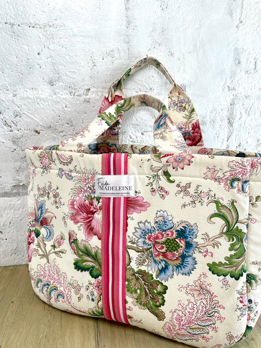 Gros plan sur les motifs floraux romantiques de la Toile de Jouy haut de gamme