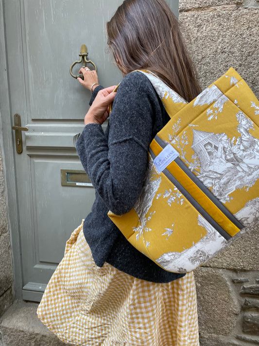Grand sac cabas en Toile de Jouy jaune safran porté à l'épaule