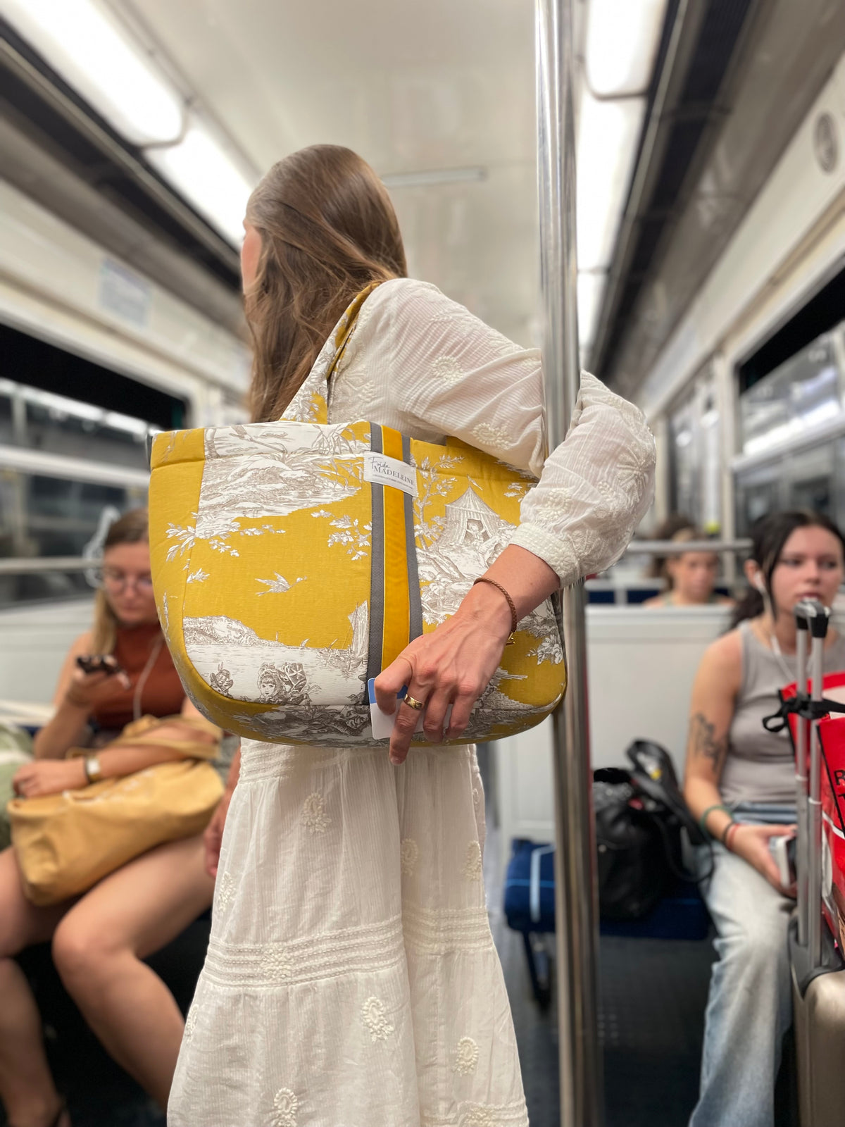 Gros plan sur les motifs de la Toile de Jouy jaune safran et le galon signature frida Madeleine