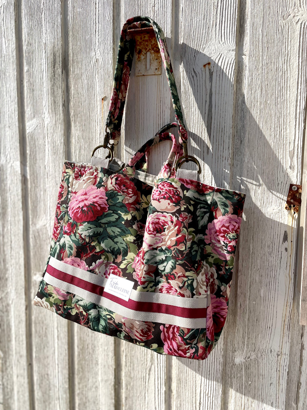 Grand sac cabas Willy Fleurs d'été en tissu fleuri lumineux avec galon signature Frida Madeleine