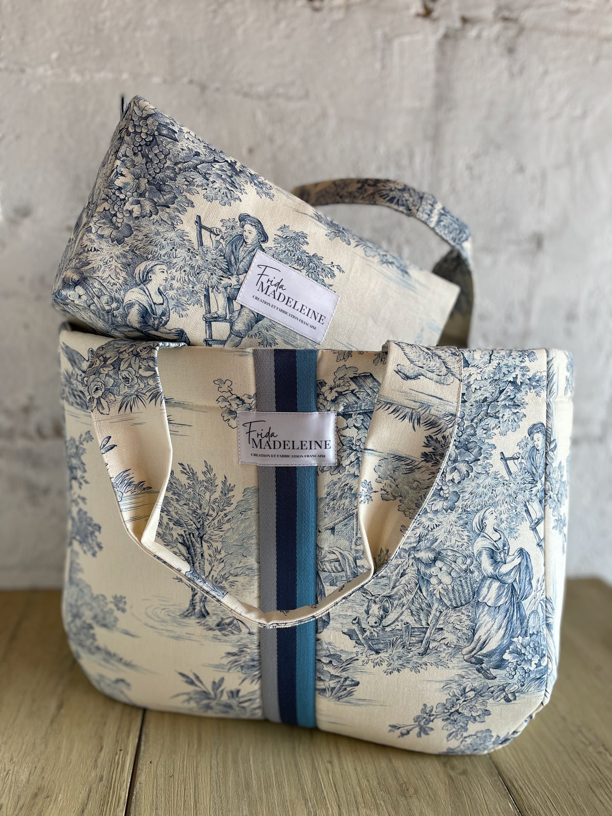 Sac cabas Émile en Toile de Jouy écru et bleu avec sa trousse de toilette assortie