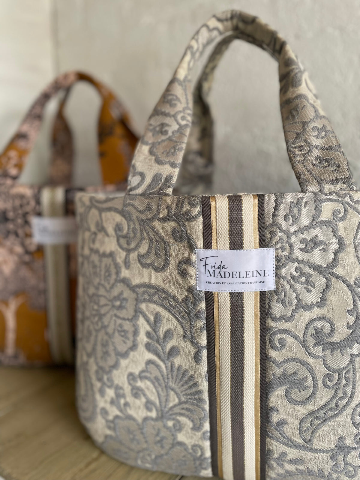 Vue sur les détails du sac cabas en tissu jacquard gris