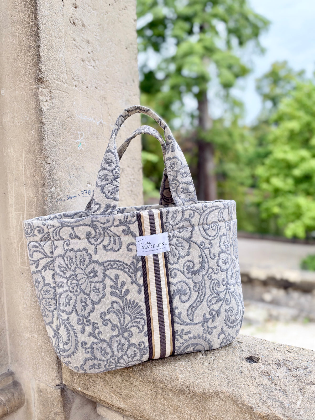 Sac cabas Émile en jacquard gris à motifs baroques et ruban signature Frida Madeleine
