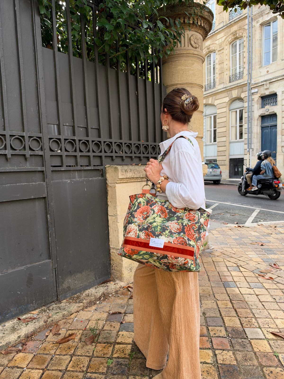 Silhouette avec le grand sac fourre-tout fleuri Willy d'automne porté à l'épaule au quotidien