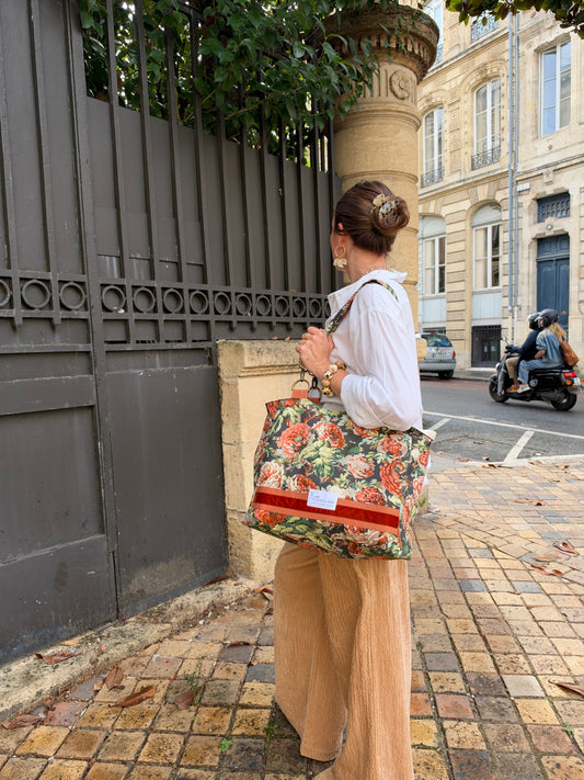 Silhouette avec le grand sac fourre-tout fleuri Willy d'automne porté à l'épaule au quotidien