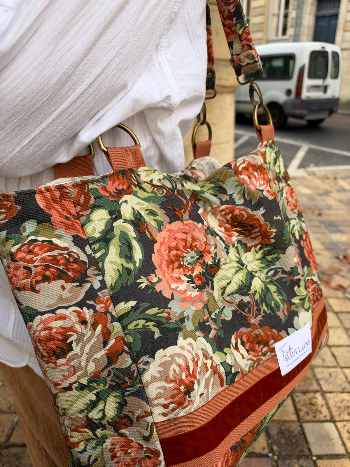 Détail du tissage tapissier floral et du mousqueton rétro en bronze du sac style boheme d'automne