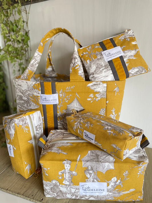 Ensemble cabas et pochettes en toile de jouy jaune safran Frida Madeleine