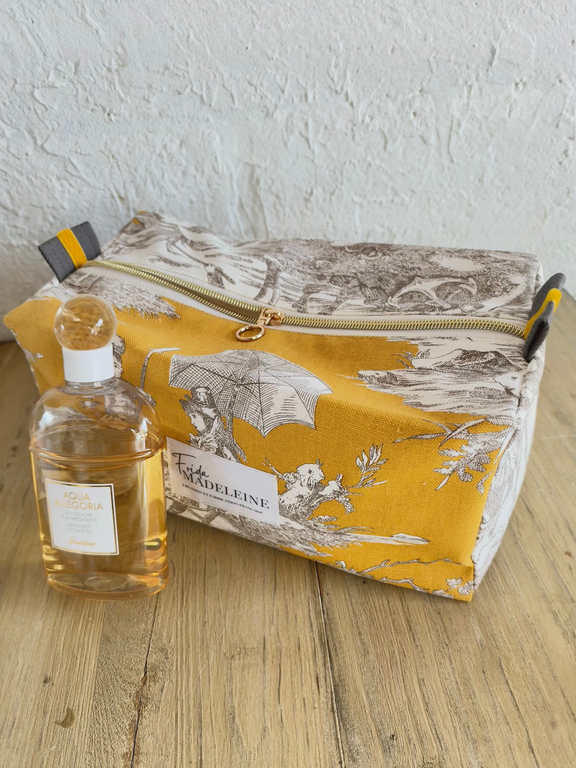 Grande trousse de toilette Muriel en toile de Jouy jaune safran et galon décoratif Frida Madeleine
